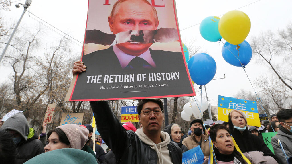 הפגנת תמיכה באוקראינה בקזחסטן