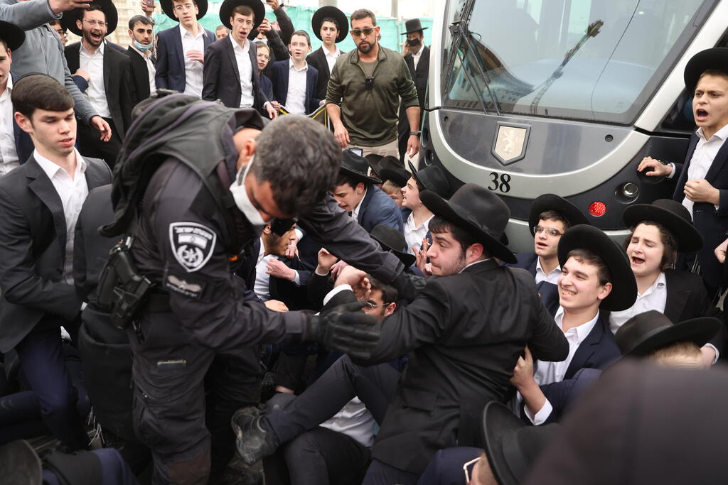 חוסמים את הרכבת הקלה במחאה בירושלים, שלשום (צילום: עמית שאבי) הפגנת החרדים בירושלים