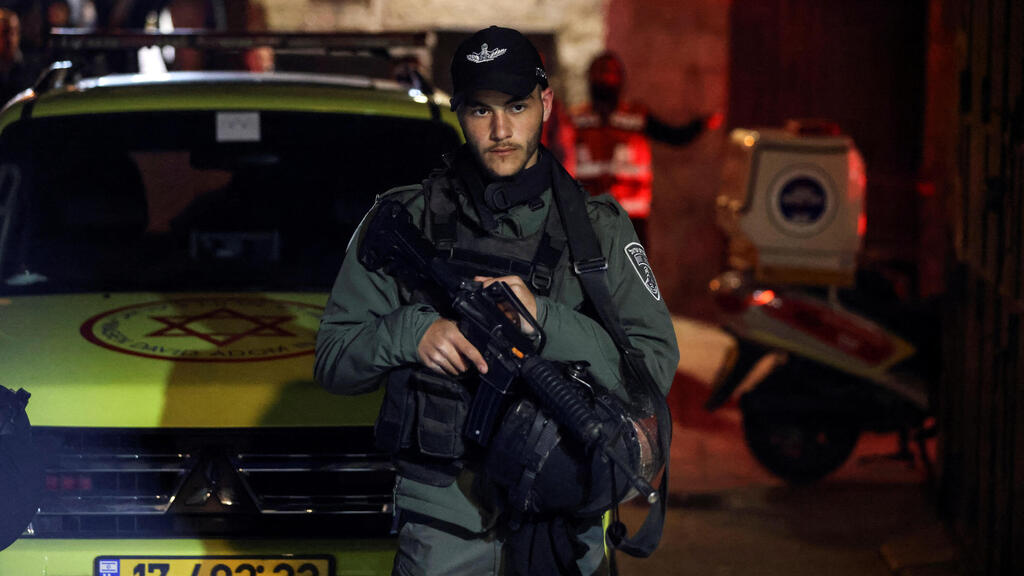 שוטר מג"ב בזירת הפיגוע בעיר העתיקה בירושלים, הערב (צילום: רויטרס) חיילי מג"ב ליד אמבולנס בזירת פיגוע ה דקירה בירושלים