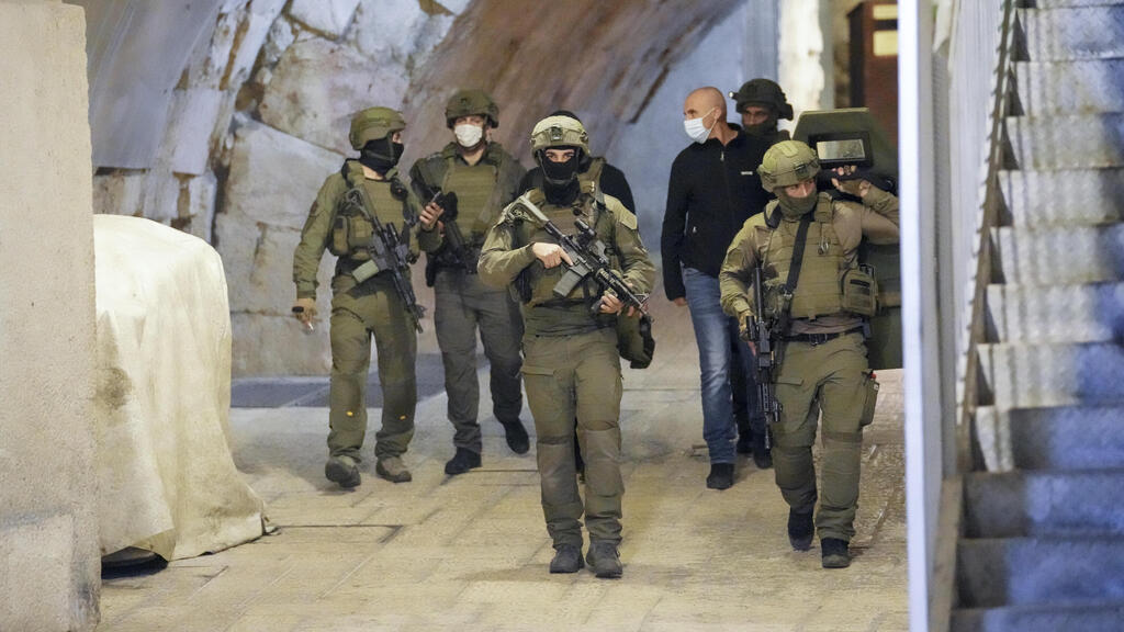 לוחמי צה"ל בזירת פיגוע הדקירה. במערכת הביטחון מזהים מתיחות (צילום: AP) לוחמי צה"ל בזירת האירוע