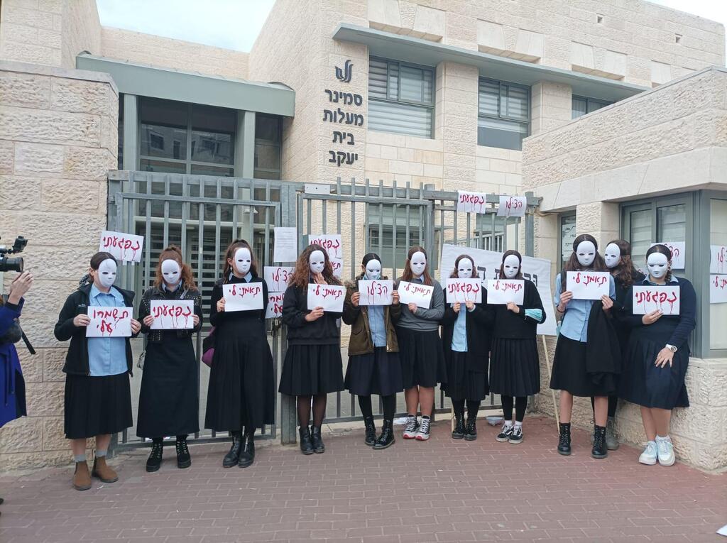 "תאמיני לי", "תשמרו עליי". חלק מהמוחות הופיעו במסכות (צילום: הודיה רוזנבוים) חלק מהמוחות הופיעו במסכות