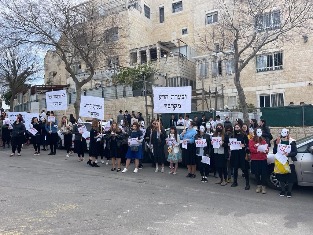 המוחות הניפו שלטים עם פסוקים כמו "וביערת הרע מקרבך" ו"לא תעמוד על דם רעך" (צילום: רחל קרויזר) המוחות הניפו שלטים עם פסוקים כמו "וביערת הרע מקרבך"
