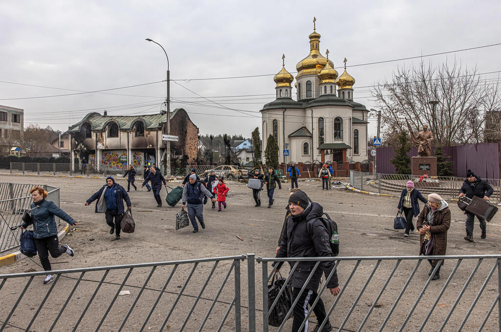 Residents attempt to flee Kyiv ahead of Russian tanks entering the city 