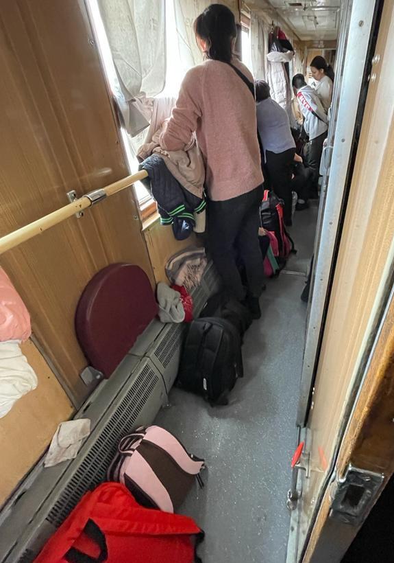 Еврейские беженцы едут в поезде в направлении Польши