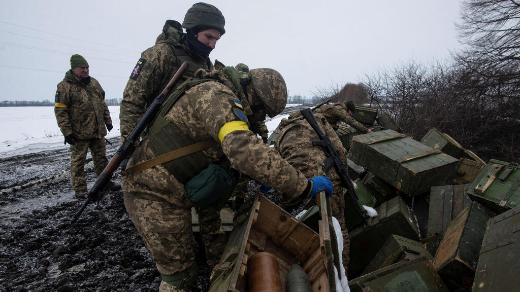 Ukrainian troops in Sumy (Photo: Reuters) כלי רכב צבאיים שרופים לאחר לחימה בסומי, אוקראינה