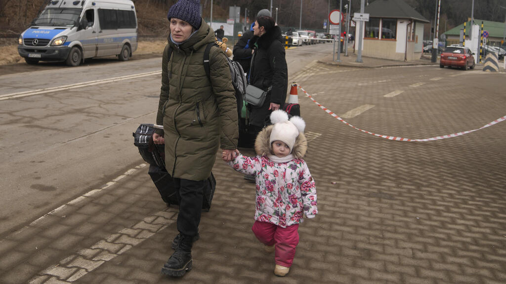 Ukrainian refugees arrive at Polish border (Photo: AP) פליטים אוקראינים מגיעים לגבול פולין
