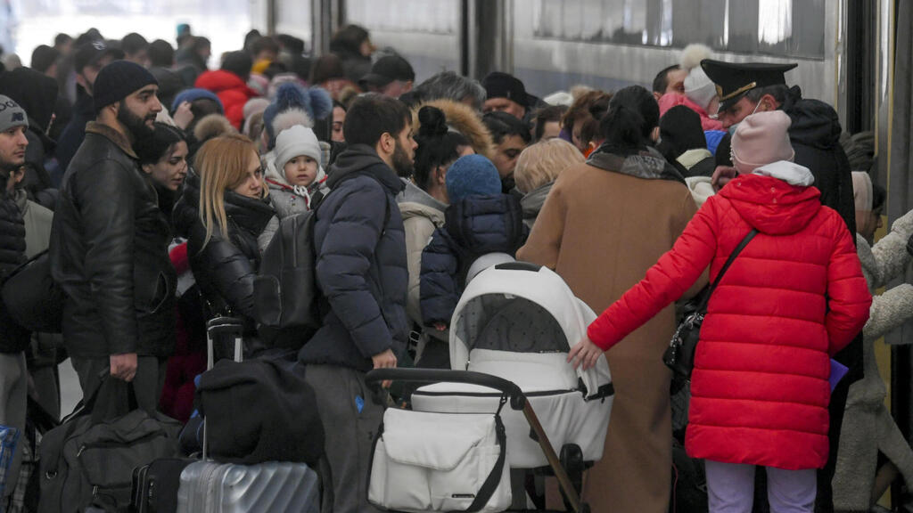 Ukrainian refugees at a train station in Moldova (Photo: EPA) פליטים מאוקראינה בתחנת הרכבת במולדובה, עולים לרכבת המשך לרומניה