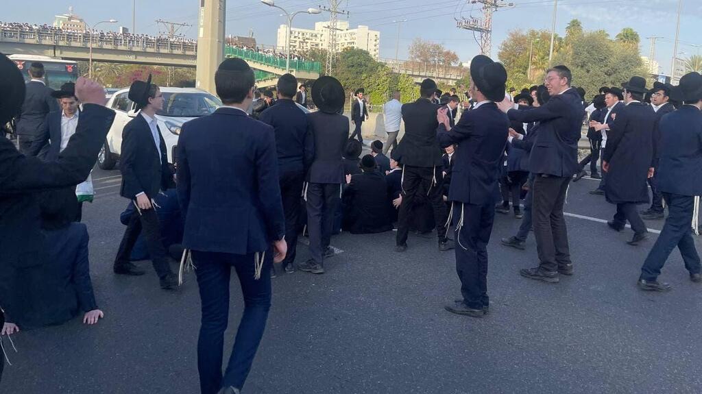 חוסמים את כביש 4, היום (צילום: רועי רובינשטיין) הפגנת החרדים על חוק הגיוס בכביש גהה בכניסה לעיר בני ברק, סמוך לקוקה קולה