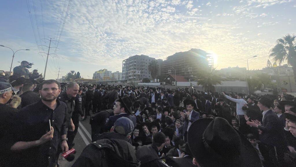 הפגנת החרדים על חוק הגיוס  בכביש גהה בכניסה לעיר בני ברק, סמוך לקוקה קולה