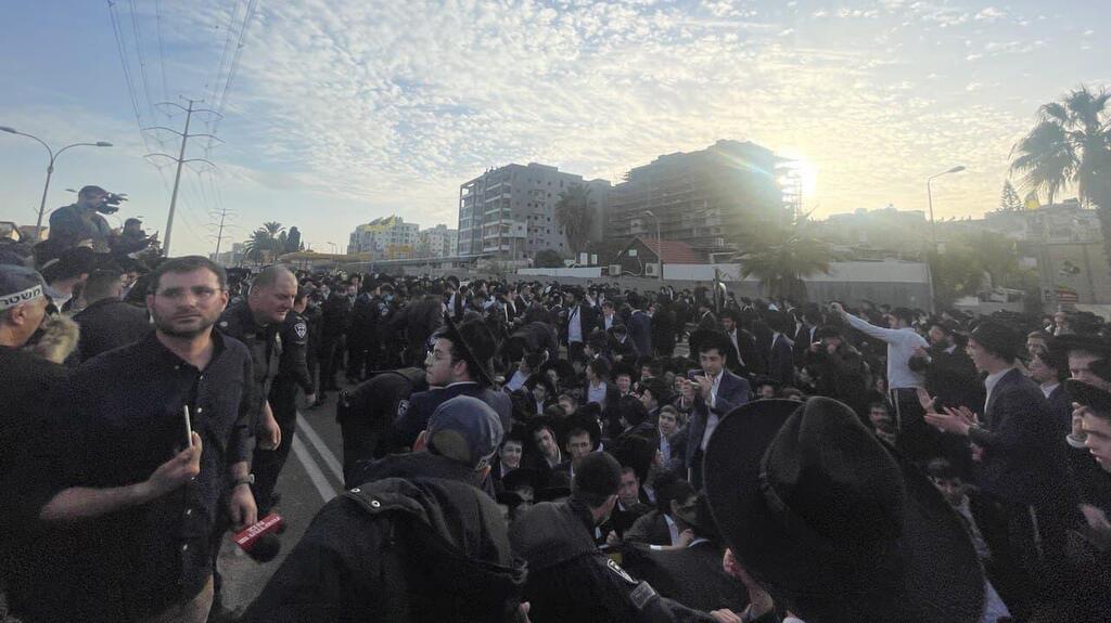 כביש 4, היום (צילום: רועי רובינשטיין) הפגנת החרדים על חוק הגיוס בכביש גהה בכניסה לעיר בני ברק, סמוך לקוקה קולה