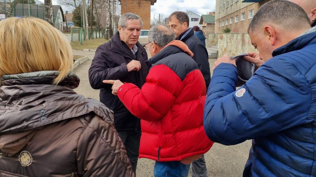 Prof. Elhanan Bar-On visits soon-to-be Israeli field hospital in Ukraine (Photo: Nitzan Dror) אדיר ינקו שליח ynet ו'ידיעות אחרונות' מדווח מגבול פולין-אוקראינה