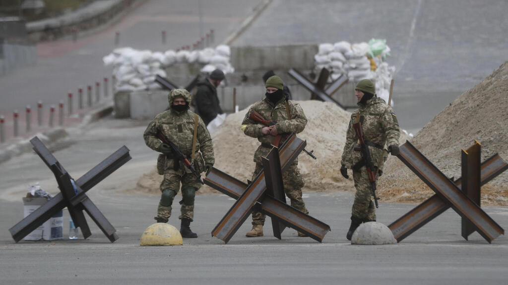 Road barricaded by Ukraine's military to stop the progression of Russian tanks into Kyiv (Photo: EPA) צבא חייל חיילים אוקראינים מחסום ב קייב אוקראינה מלחמה באירופה משבר