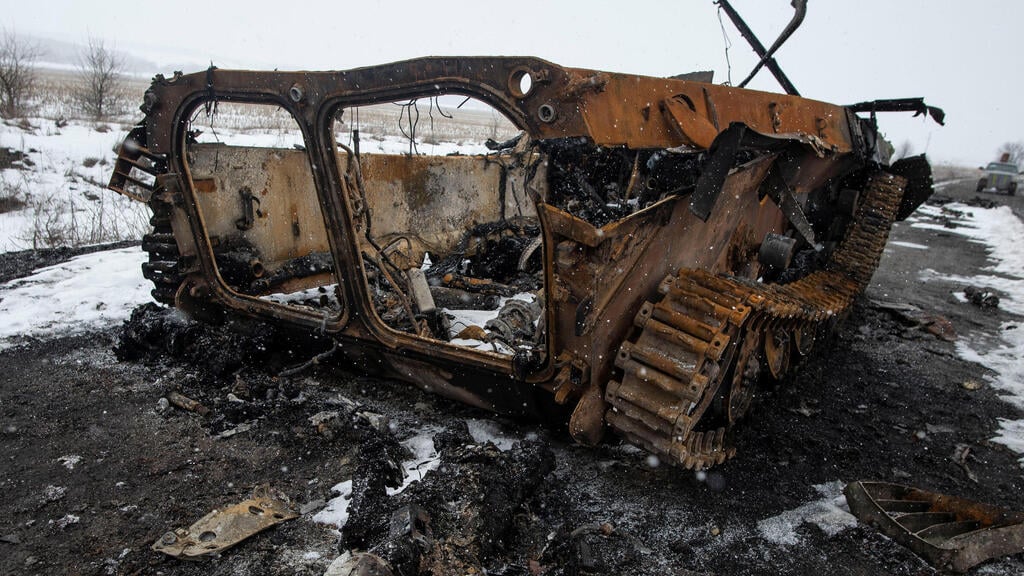 A burnt tank in the city of Sumy (Photo: Reuters) כלי רכב צבאיים שרופים לאחר לחימה בסומי, אוקראינה