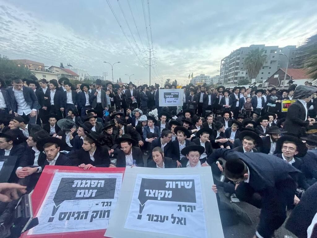 צילום: רועי רובינשטיין הפגנת החרדים על חוק הגיוס בכביש גהה בכניסה לעיר בני ברק, סמוך לקוקה קולה