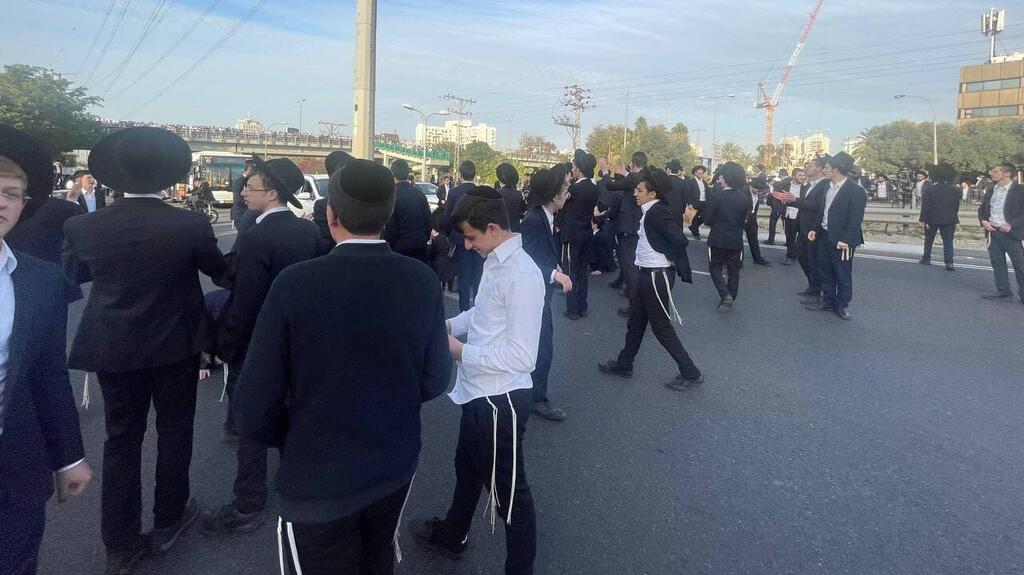 צילום: רועי רובינשטיין הפגנת החרדים על חוק הגיוס בכביש גהה בכניסה לעיר בני ברק, סמוך לקוקה קולה