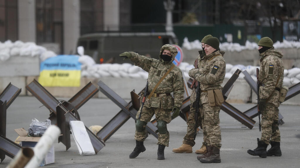 A Ukrainain military checkpoint in Kyiv (Photo: EPA) צבא חייל חיילים אוקראינים מחסום ב קייב אוקראינה מלחמה באירופה משבר