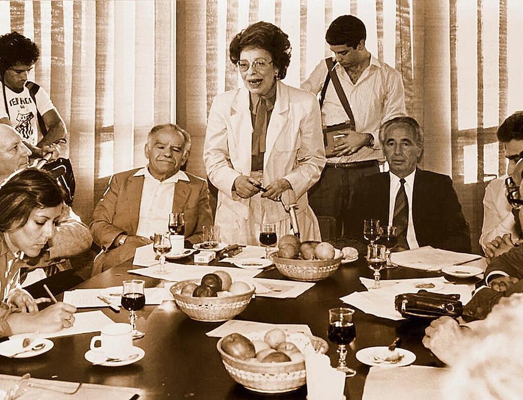 ''הוויכוחים הם נשמת אפה של הדמוקרטיה''. ירדנה מלר-הורוביץ (משמאל) לצד שמעון פרס ויצחק שמיר (צילום: דוברות הכנסת) ירדנה מלר-הורוביץ (משמאל) לצד שמעון פרס ויצחק שמיר