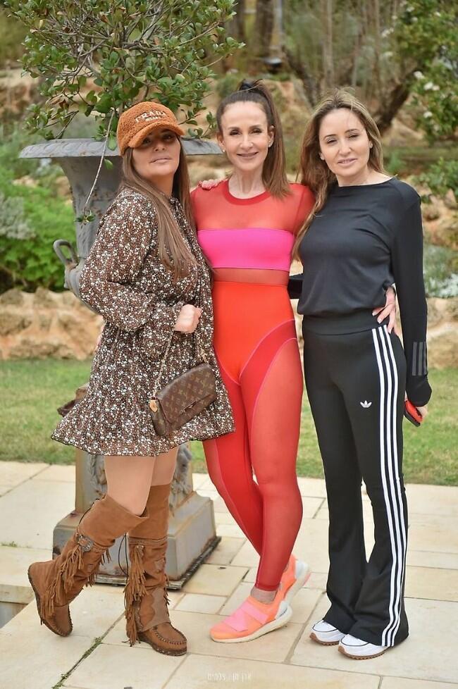 "דרס קוד - לא לאופירה". שנירר עם פולה בליק ואופירה אסייג (צילום: ארן חן צלמים) "דרס קוד - לא לאופירה". שנירר עם פולה בליק ואופירה אסייג