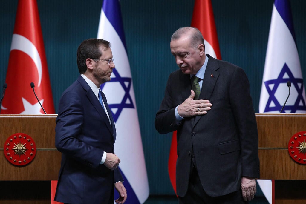 הרצוג עם ארדואן, מוקדם יותר החודש. הנשיא הטורקי בעמדת המחזר (צילום: AFP) נשיא המדינה יצחק הרצוג עם נשיא טורקיה רג'פ טאיפ ארדואן
