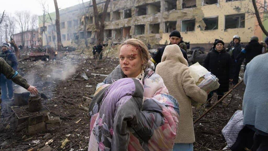 Pregnant women being rescued in Mariupol אישה בהיריון בורחת מבית החולים שהופצץ