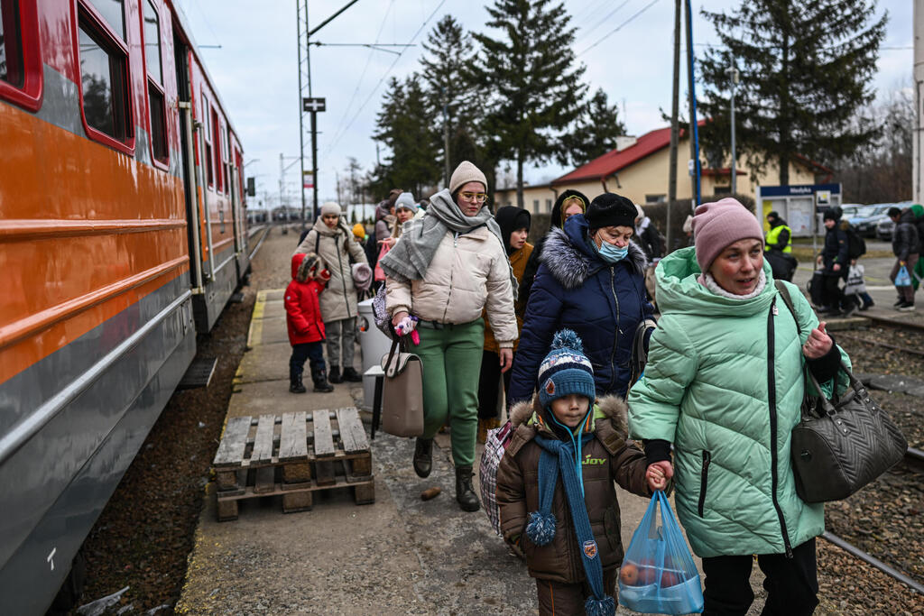 נשים וילדים שברחו מאוקראינה בתחנת רכבת בגבול הפולני. בורחים מערבה, בנתיב שמוביל בחלקו מערבה (צילום: Getty Images ) נשים וילדים ש ברחו מ אוקראינה הולכים ל עלות על רכבת כדי ל העביר אותם ל תחנת ה רכבת ה ראשית של פשמישל ל אחר ש חצו את מעבר ה גבול ה פולני ה אוקראיני משבר מלחמה רוסיה אוקראינה