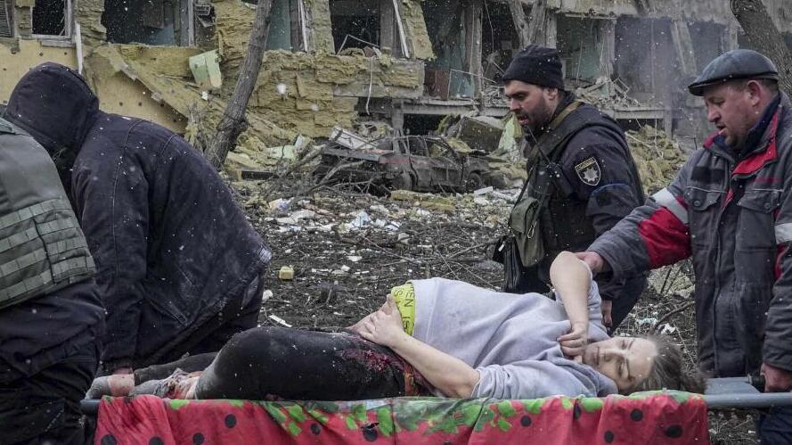 A pregnant woman is carried out of a maternity hospital in Mariupol after it was bombed by Russia (Photo: AP) A pregnant woman is carried out of a maternity hospital in Mariupol after it was bombed by Russia