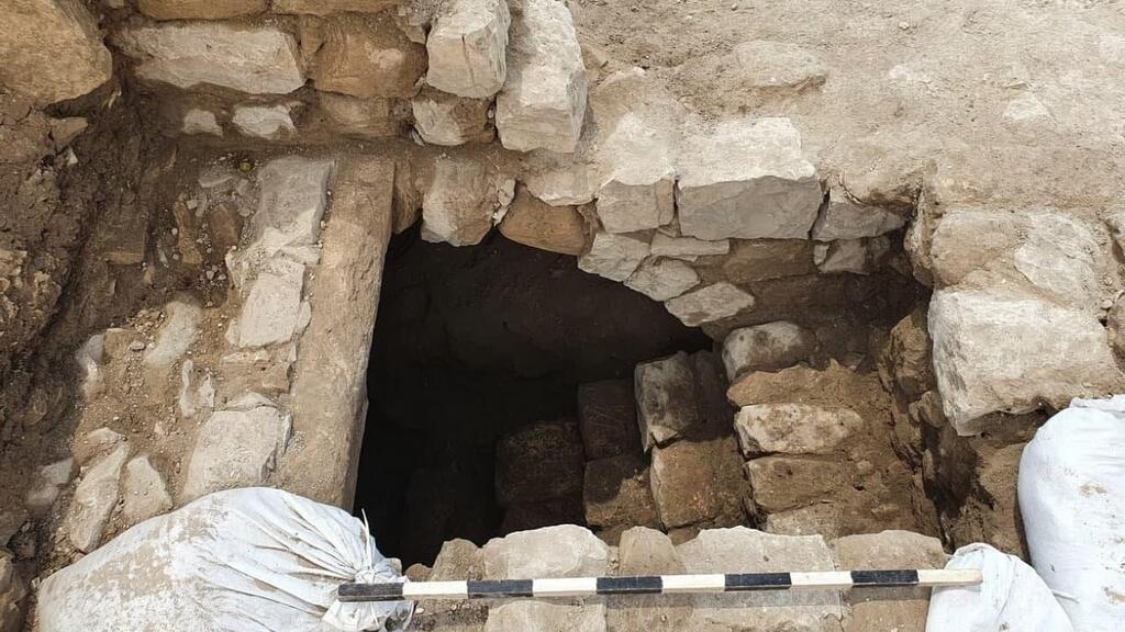 הכניסה לבור המים שבו התגלו פתחי המנהרה (צילום: עומר זיידאן, רשות העתיקות) הכניסה לבור המים בו התגלו פתחי המנהרה