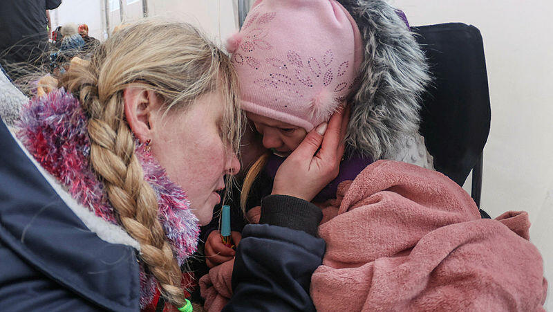 A Ukrainian refugee with her young child at the Ukraine-Poland border (Photo: Gil Nechushtan) פליטים בגבול פולין-אוקראינה
