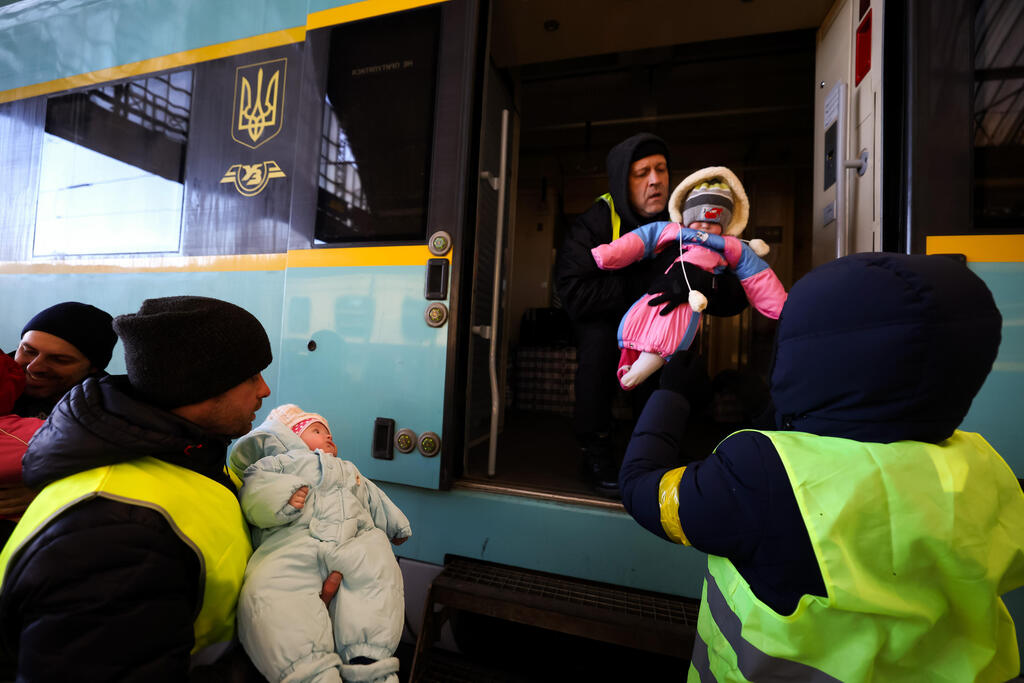 Newborns boarded on a train in Lviv (Photo: Ziv Koren) רונן ברגמן שליח ידיעות אחרונות בלבוב בעקבות פלישת רוסיה לאוקראינה