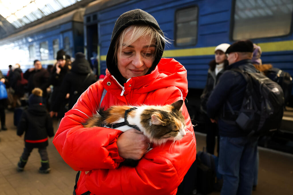 A Ukrainian woman with her pet cat (Photo: Ziv Koren) רונן ברגמן שליח ידיעות אחרונות בלבוב בעקבות פלישת רוסיה לאוקראינה