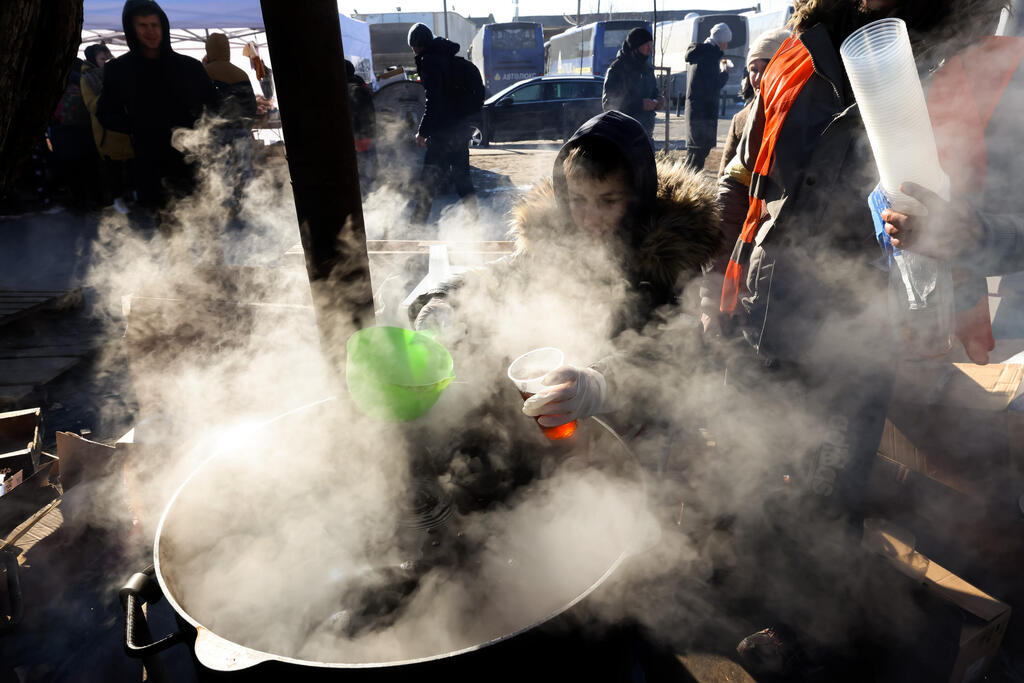 The cooking pots at the railway station in Lviv (Photo: Ziv Koren) רונן ברגמן שליח ידיעות אחרונות בלבוב בעקבות פלישת רוסיה לאוקראינה