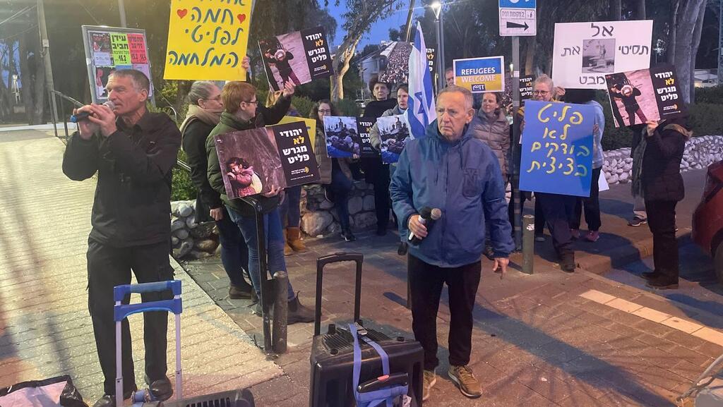הפגנה מול ביתה של איילת שקד במחאה על מדיניות הממשלה לקליטת הפליטים מאוקראינה