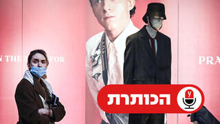 אישה ליד חנות סגורה במוסקבה