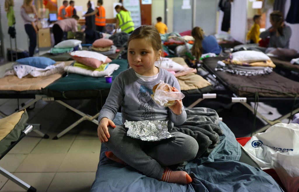 Photo: Reuters מגורים זמניים לפליטים בפולין