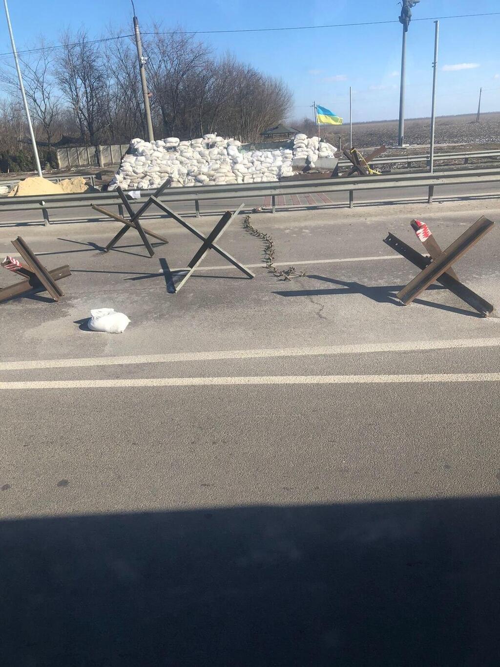 A Ukrainian military checkpoint outside Kyiv (Photo: Edward Doks) בדרכים