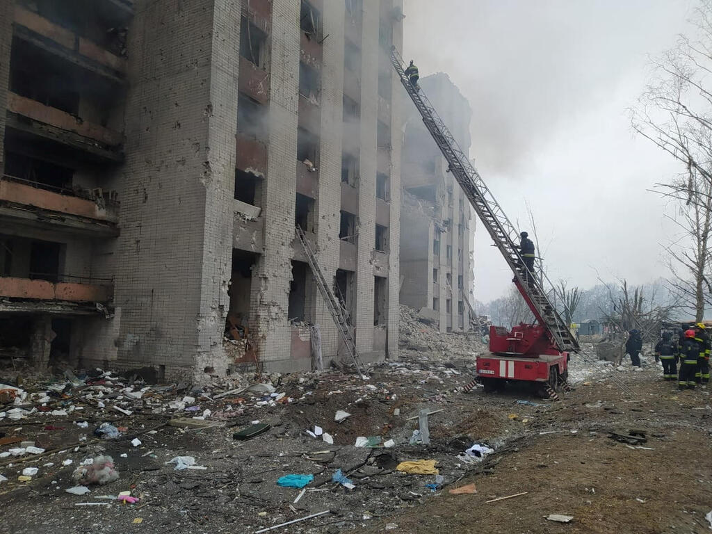 צילום: רויטרס / Press service of the State Emergency Service of Ukraine בניין מגורים שנפגע בצ'רנייב