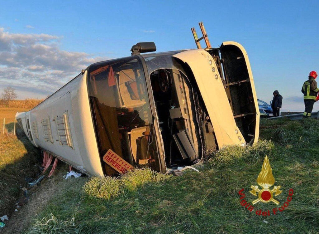 האוטובוס שהתהפך בצפון איטליה, עם 50 פליטים אוקראינים. אחד נהרג (צילום: AFP PHOTO / VIGILI DEL FUOCO / HANDOUT) אוטובוס עם פליטים מ אוקראינה שהתהפך בצפון איטליה בתאונה שבה נהרג אדם אחד