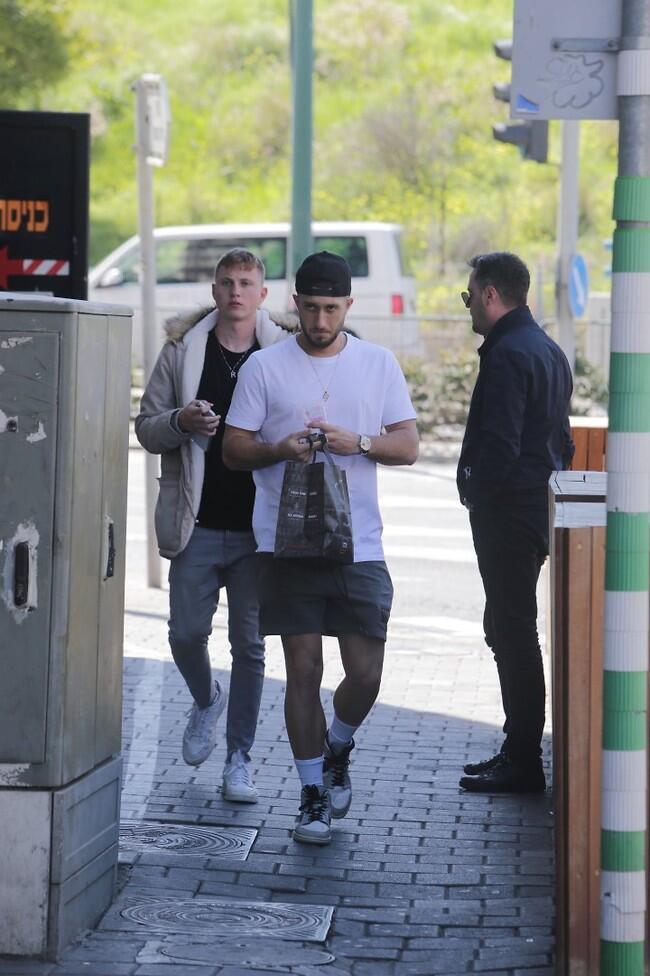 רציניים, כולה סנדוויץ' טונה (צילום: מוטי לבטון) רציניים, כולה סנדוויץ' טונה