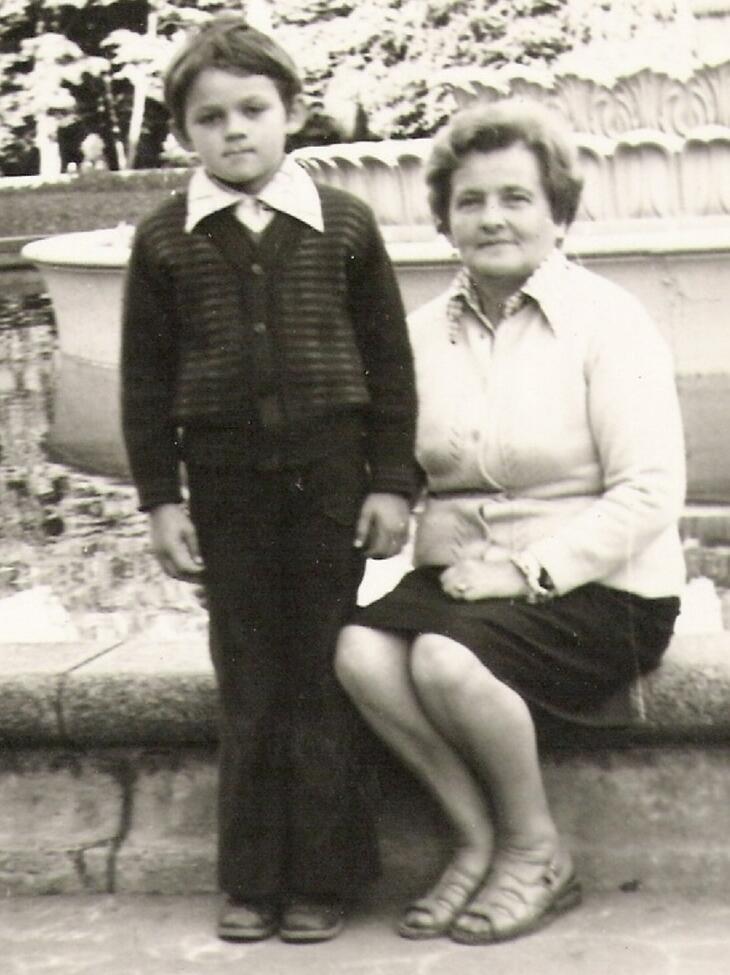 Ynet correspondent Edward Doks in his childhood with his grandmother Lydia (Photo: Family album) Ynet correspondent Edward Doks in his childhood with his grandmother Lydia