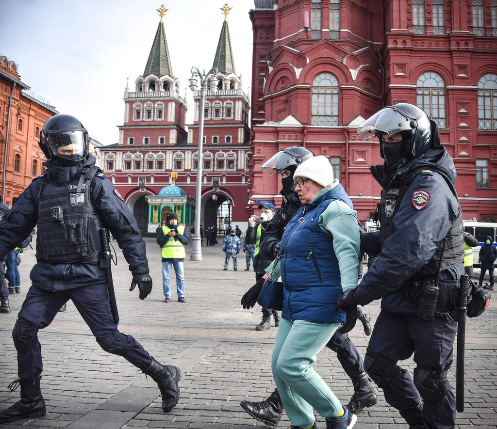 מוסקבה שוטר מעקבים מפגינה מבוגרת  בכיכר מנז' 