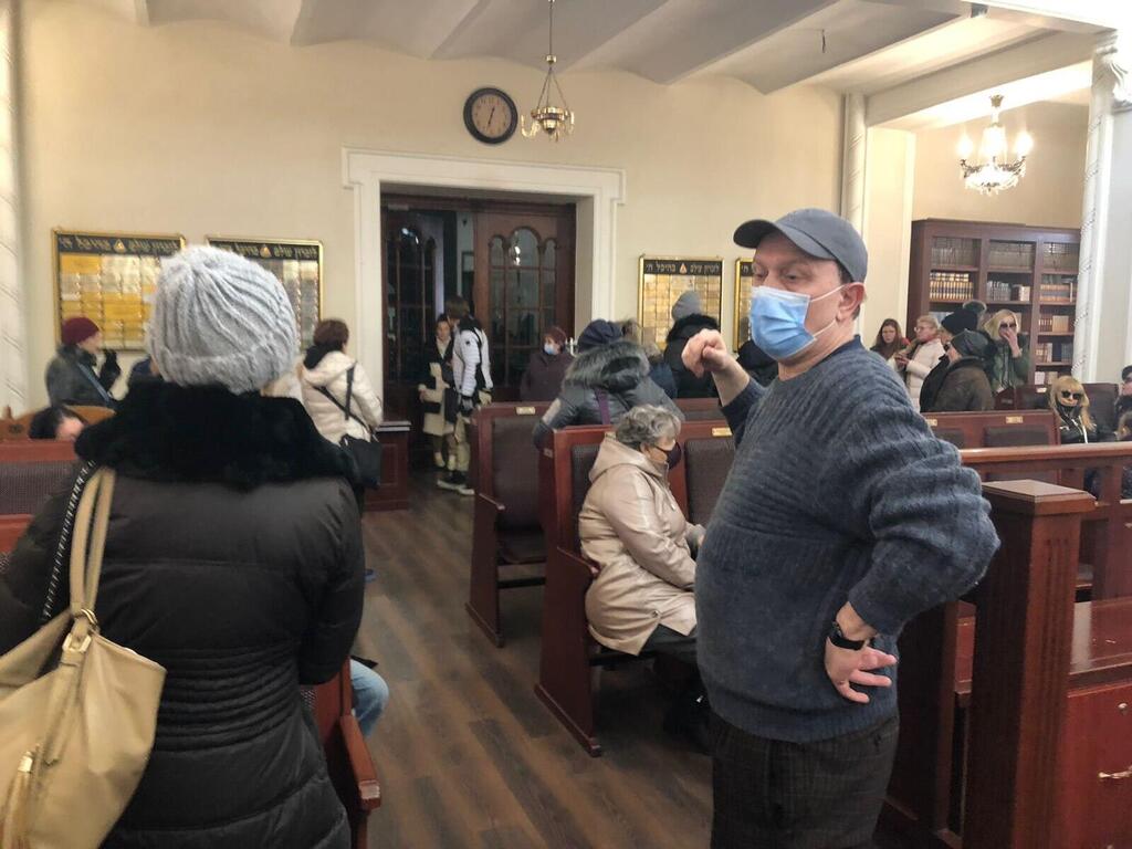 A group of refugees waiting to be evacuated from a synagogue in Kyiv (Photo: Edward Doks) מסע הבריחה מקייב