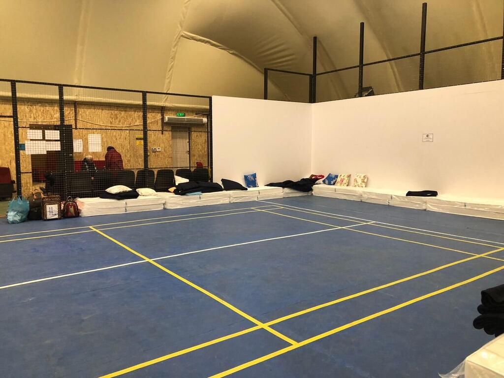 indoor tennis court, which was converted to a shelter for refugees, in Chisinau, Moldova (Photo: Edward Doks) מסע הבריחה מקייב