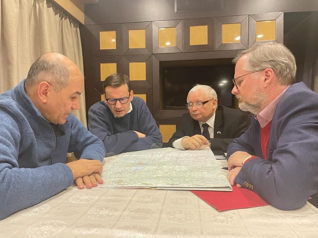 ראשי ממשלת פולין, סלובניה וצ'כיה בקייב. הגיעו למרות ההפגזות עליה (צילום: מהטוויטר) תמונות שפרסם ראש ממשלת פולין מטיאוש מורבייצקי עם ראשי ממשלות סולבניה ו צ'כיה ב קייב אוקראינה מלחמה