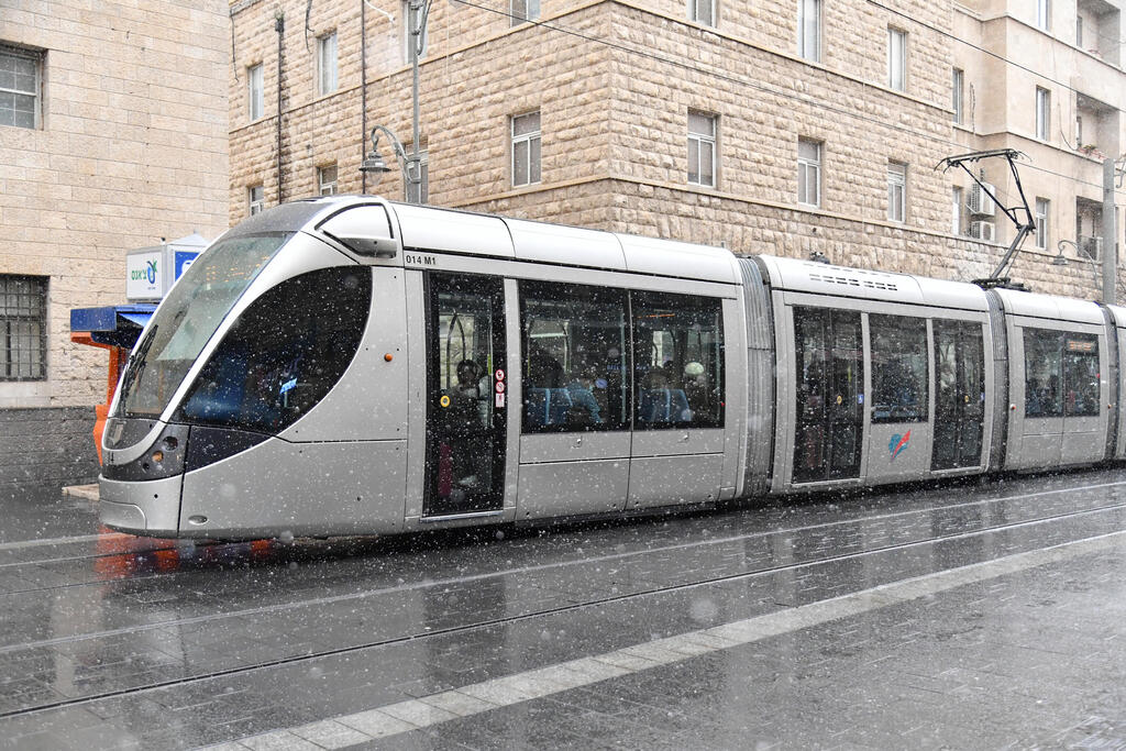 פתיתי שלג בירושלים בשבוע שעבר (צילום: יואב דודקביץ' ) שלג ברחוב יפו בירושלים