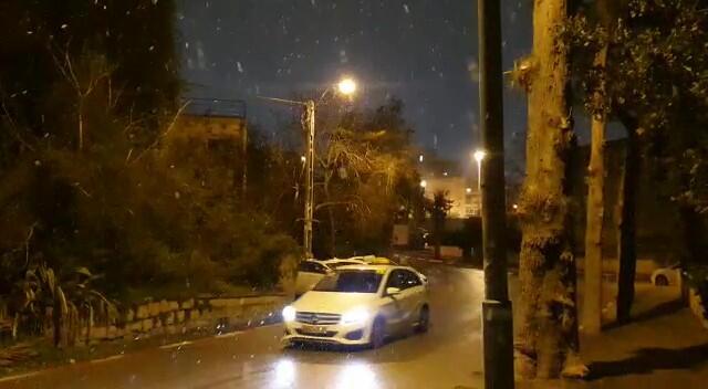 שלג בשכונת בית הכרם בירושלים, הלילה (צילום: אופיר רוזנס) שלג בשכונת בית הכרם בירושלים