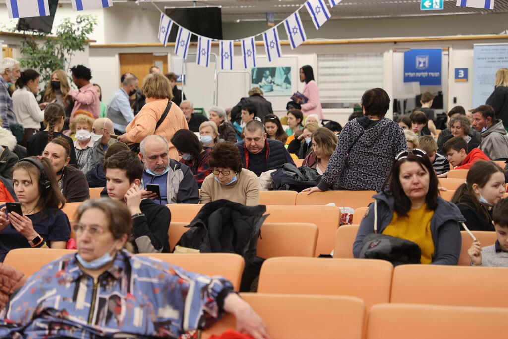 עולים חדשים במתחם משרד העלייה והקליטה בנתב"ג