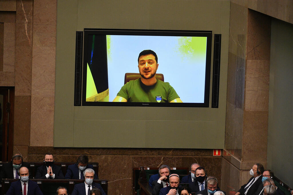 זלנסקי בנאום בפני הפרלמנט הקנדי. "דמיינו שהערים שלכם מופצצות" (צילום: EPA) וולודימיר זלנסקי נשיא אוקראינה נאום וידאו