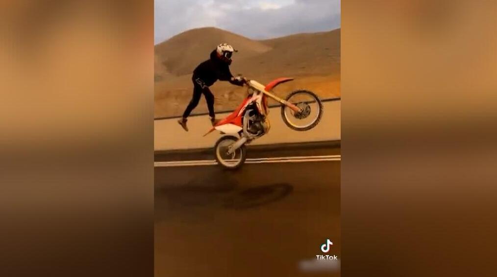 נסיעה פראית שמסכנת את הרוכב אבל גם את הציבור ( מתוך טיקטוק ) נוסע בפראות ומתעד בטיקטוק