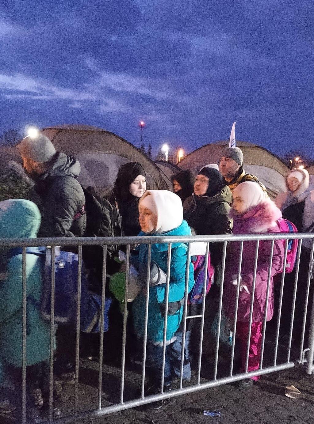 Ukrainian war refugees standing in line מתאמי השתלות ישראלים מתנדבים סיוע לפליטים מאוקראינה
