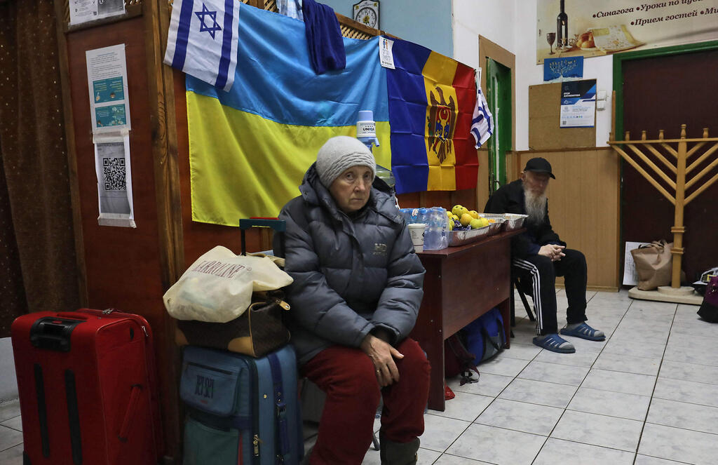 פליט יהודי אוקראיני בבית כנסת של אגודת ישראל במולדובה 